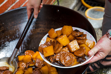 Chinese religious beliefs, devout believers prepare sacrifices for ceremonies, braised mushrooms and bran