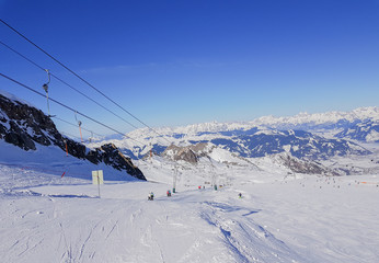 Fototapeta na wymiar Schneebedeckte Berglandschaft im Skigebiet Kaprun Österreichischen Alpen