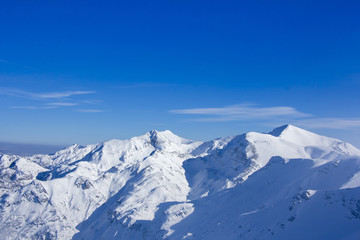 Fototapeta na wymiar Panoramic view of the snowy mountains
