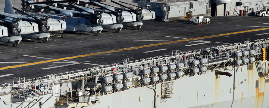 Kriegsschiff mit schwerem Ger&auml;t in einem Hafen