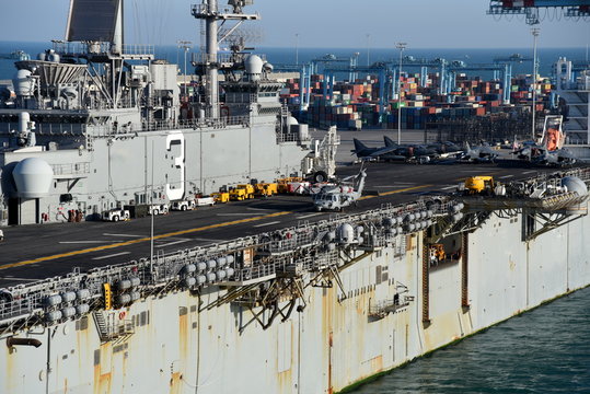 Kriegsschiff mit schwerem Ger&auml;t in einem Hafen