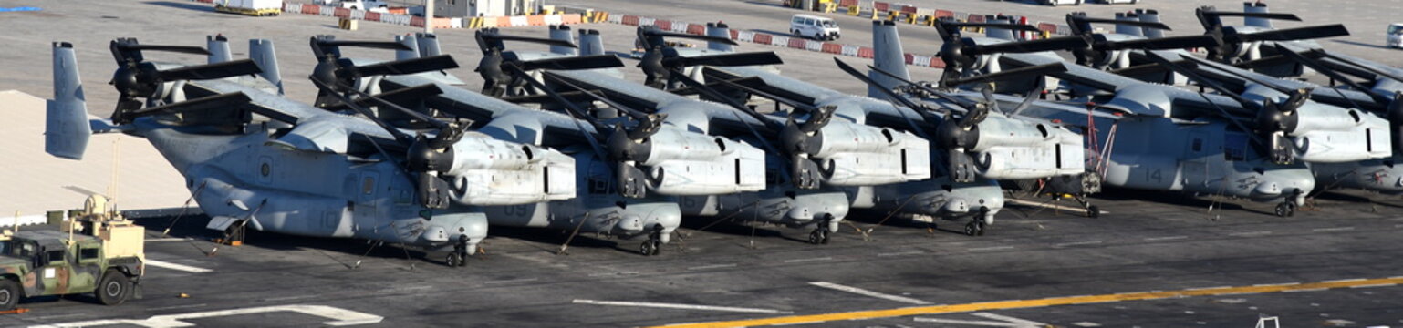Kampfflugzeuge auf einem Flugzeugtr&auml;ger im Hafen