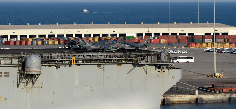 Heck eines Kriegsschiffes an einem Anleger im Hafen