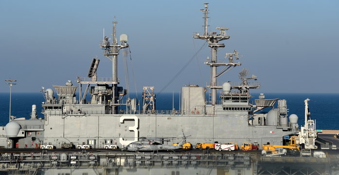 Riesiges Kriegsschiff in einem Hafen