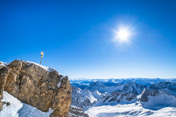  Zugspitze - Herrlicher Blick auf den Zugspitzgipfel bei strahlenden Sonnenschein