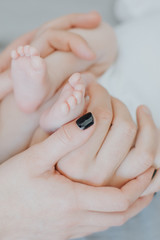 Pieds de bébé et mains des parents