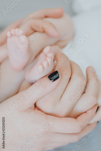 Pieds De Bebe Et Mains Des Parents Wall Mural Wallpaper Murals Lorabarra Pieds De Bebe Et Mains Des Parents Wall Mural Wallpaper Murals Lorabarra