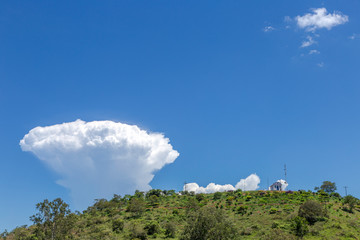 Nuvem do tipo cumulus em céu azul 