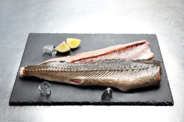 Jesiotr filet na kamiennej desce. © foodandcook