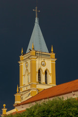 Torre da Igreja Matriz do Divino Espírito Santo na cidade de Guarani, estado de Minas Gerais, Brasil