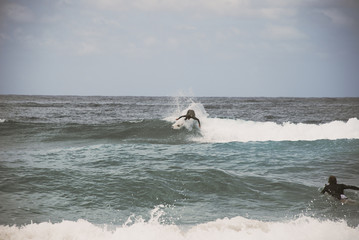 Ragazzo da solo fa surf sull'onda del mare, Australia,