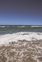 vista dalla spiaggia delle  onde del mare