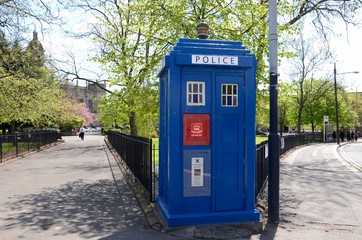 This is one of only 4 surviving police boxes in Glasgow and dates from 1935.  It is also known as the TARDIS on the television sci fi show Doctor Who. - obrazy, fototapety, plakaty