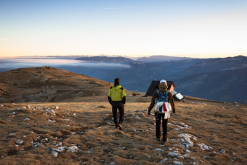 coppia cammina in montagna all'alba in trentino