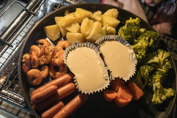 キャンプ料理　チーズフォンデュ　ダッヂオーブンの蓋で