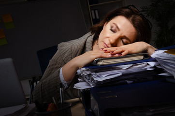 Obraz na płótnie Canvas Female employee suffering from excessive work 