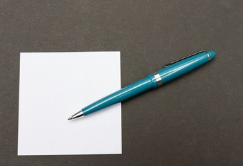 Kugelschreiber auf einem weißen Blatt