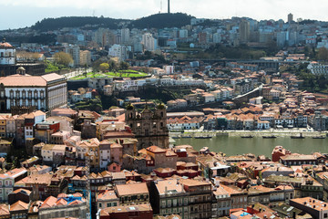 Obraz premium The old town / old city of Porto on a sunny day as seen from above from the lookout of Igreja dos Clérigos (Porto, Portugal, Europe)