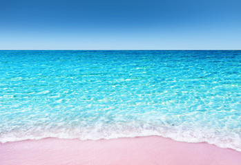Obraz premium Soft blue ocean wave with tropical pink sandy beach