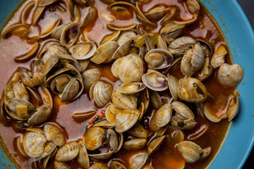 Almejas frescas en salsa de tomate con vino blanco