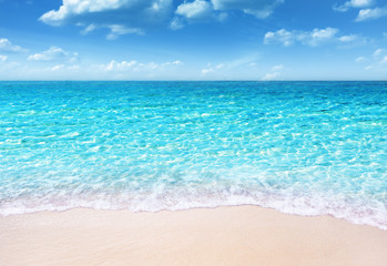 Fototapeta premium tropical sandy beach and soft blue ocean wave summer concept background