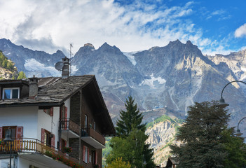 Fototapeta na wymiar Beautiful views of the Alpine mountains from the city of Curmayor, located in Italy