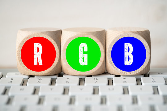 Buchstaben RGB auf Würfeln auf einer Tastatur 