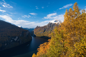 Blick auf den Aurlandsfjord an einem sonnigen Herbsttag - 252673016