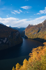 Blick auf den Aurlandsfjord an einem sonnigen Herbsttag - 252673076