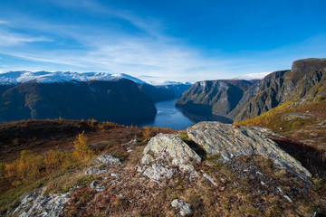 Blick auf den Aurlandsfjord an einem sonnigen Herbsttag - 252673204