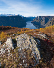 Blick auf den Aurlandsfjord an einem sonnigen Herbsttag - 252673260