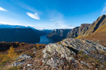 Blick auf den Aurlandsfjord an einem sonnigen Herbsttag - 252673425
