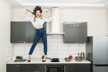 Fototapeta na wymiar bright woman in kitchen