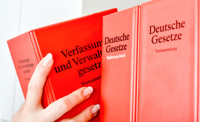 Frau nimmt Bürgerliches Gesetzbuch zur Hand