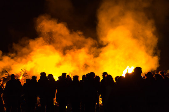 Menschenmenge vor einem Osterfeuer in Wilhelmshaven