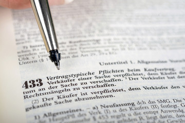 Anwältin recherchiert im BGB zum Kaufvertrag - selektive Schärfe