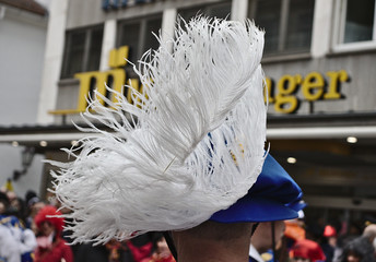 Kapelusz z bialym puropuszem z pior © Vanderbeck