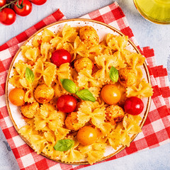 Pasta with meatballs and tomato sauce.