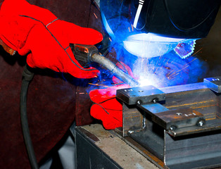 safe electric welding in a mask