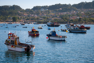 Pequeños pesqueros atracados