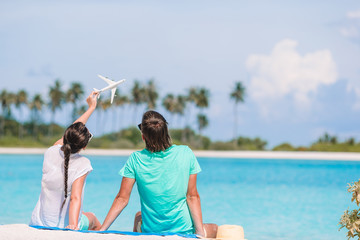 Obraz premium Young Family on white beach during summer vacation.