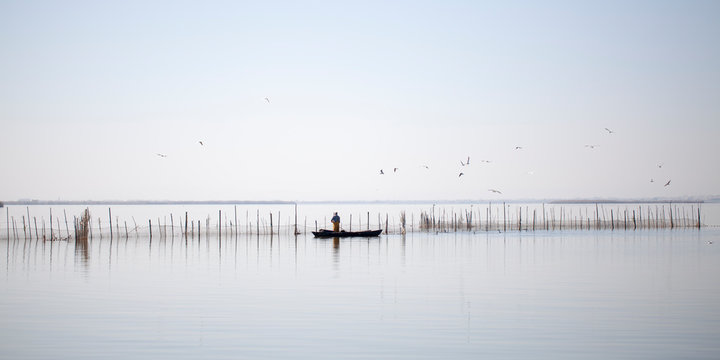 Pescador en la Albufera de Valencia
