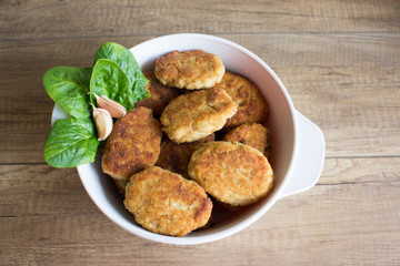 Fried cutlet with garlic and green salat