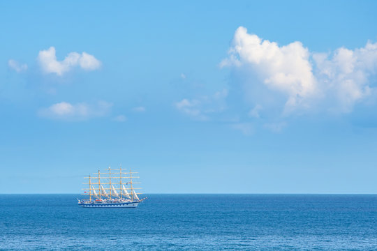 Ein gro&szlig;es Segelschiff bei der Kreuzfahrt, Seereise mit dem Schiff auf dem Meer