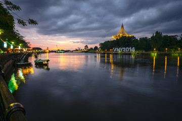 Obraz premium KUCHING / SARAWAK / MALAYSIA / JUNE 2014: Sunset by the waterfront