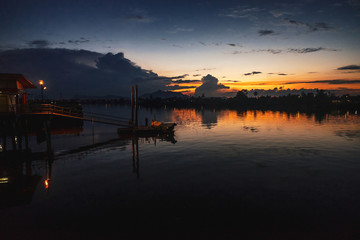 Obraz premium KUCHING / SARAWAK / MALAYSIA / JUNE 2014: Blue hours over the river