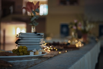 Plates and decorations on a table