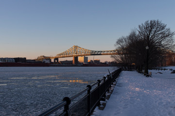 Un pont sur la glace