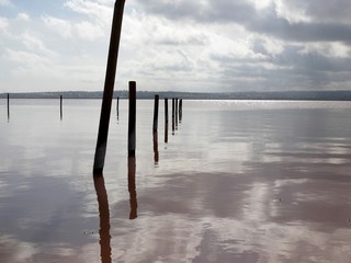 Pfähle im Wasser