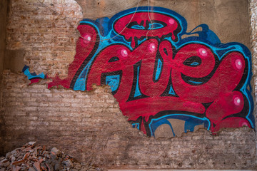 graffiti of word love on a wall - obrazy, fototapety, plakaty